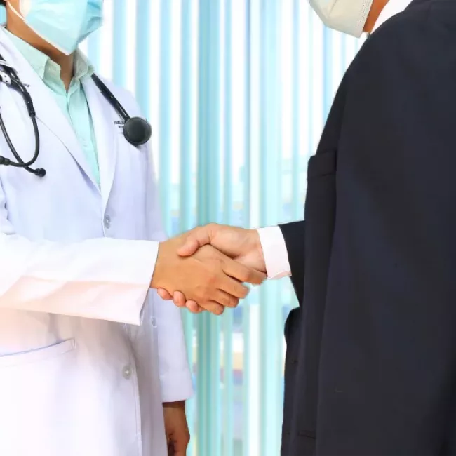 Imagen representativa del Dr. Antonio Moreno, nefrólogo especializado en enfermedades del riñón, brindando diagnóstico y tratamiento personalizado en Cádiz.